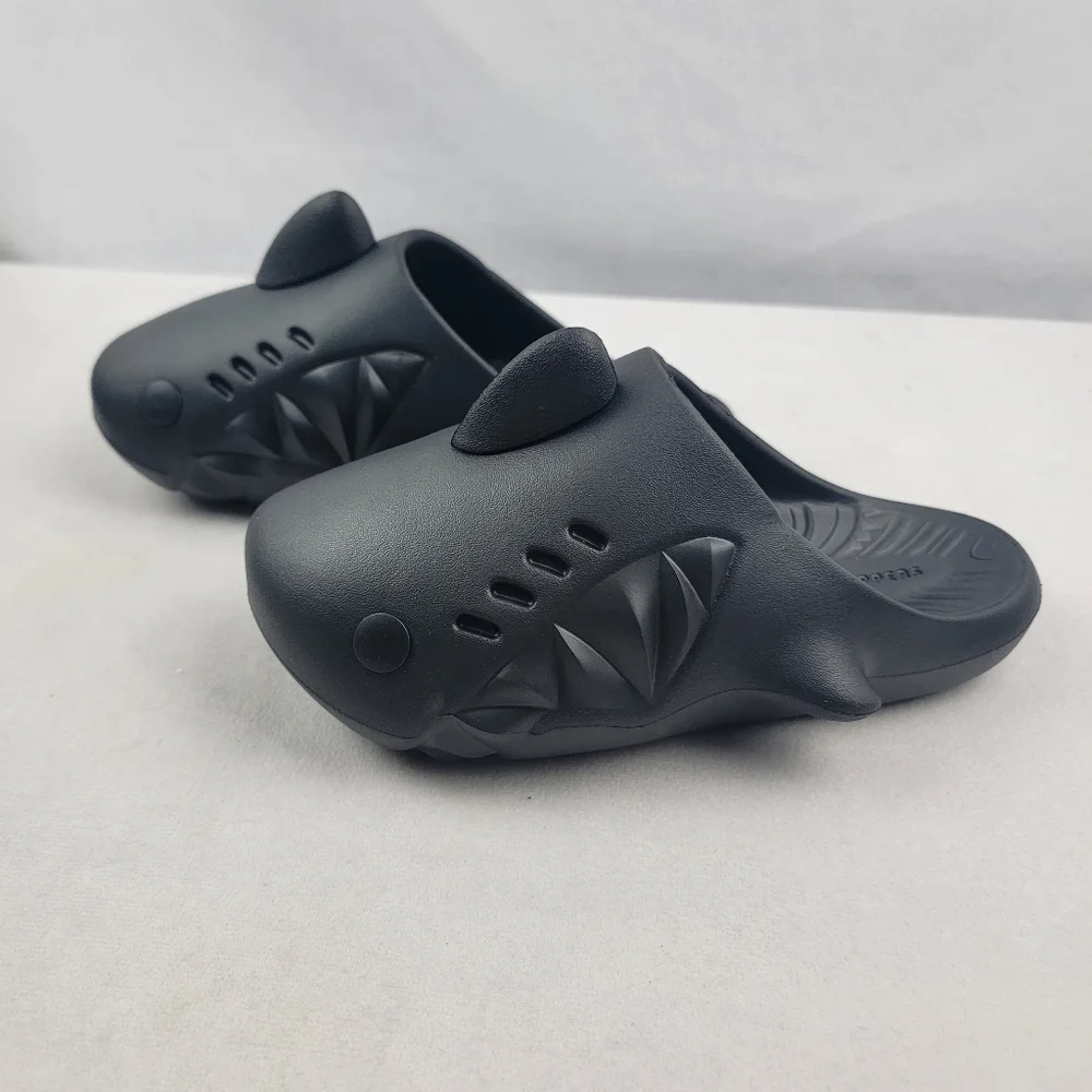 NWT‎ HelloSlippers Sharkicks Pro Mule in black Size 32-33 kids size 2-3.5
